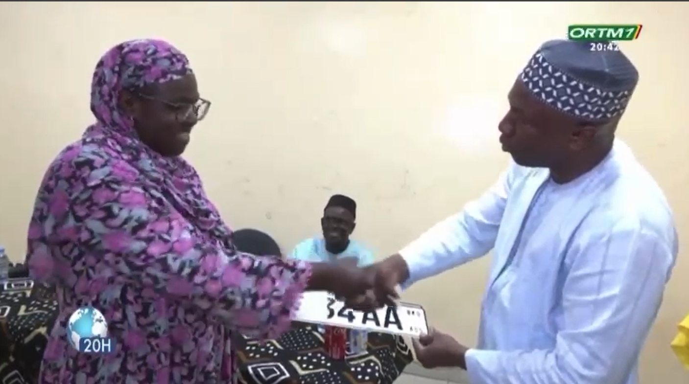 Réimmatriculation des véhicules au Mali : des journalistes ont reçu leurs nouveaux documents et plaques